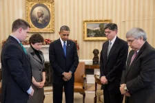 1280px-Minute_of_silence_at_White_House_for_Sandy_Hook_school_shooting-5c4d2c2ac9e77c0001f32229.webp