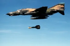 1280px-F-4E_3rd_TFW_dropping_GBU-15_1985.webp