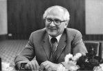 bundesarchiv_bild_183-1987-0724-321__erich_honecker_beim_interview_a.jpg