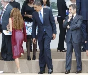 barack-obama-looking-at-womans-butt.webp