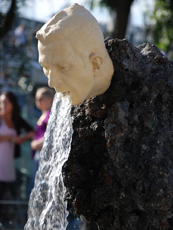 strange-sculptures-vomiting-fountain.jpg