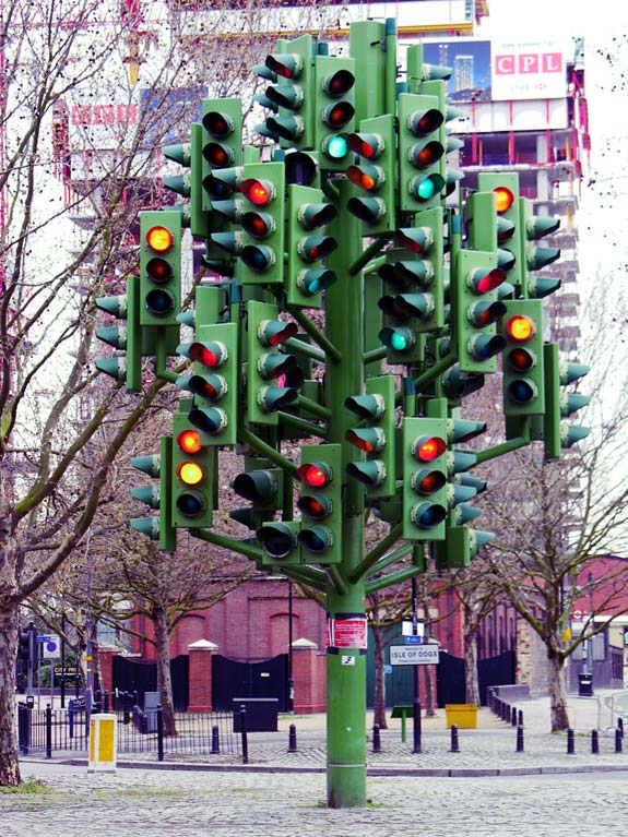 strange-sculptures-traffic-light-tree.jpg