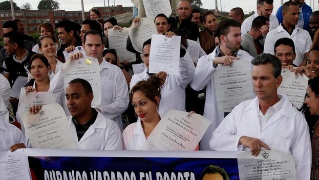 cuban-doctors-stranded-in-colombia-protest-obamas-order.jpg