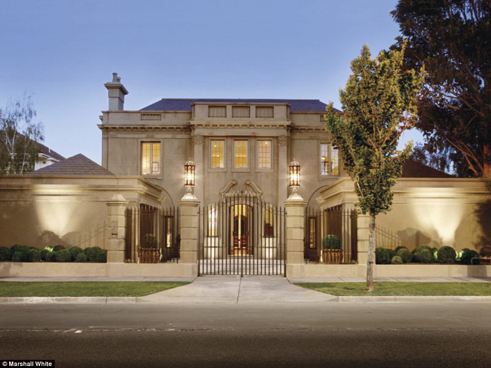 2F78467000000578-3363657-Toorak_Toorak_is_well_known_for_its_mansions_with_high_gates_but-a-127_1450393677813.jpg
