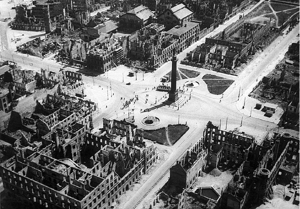 Luisenplatz_Darmstadt_1944.jpg