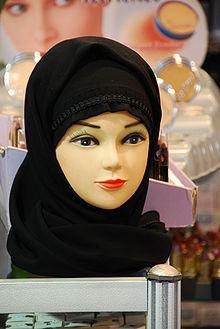 220px-Mannequin_head_with_black_headscarf.jpg